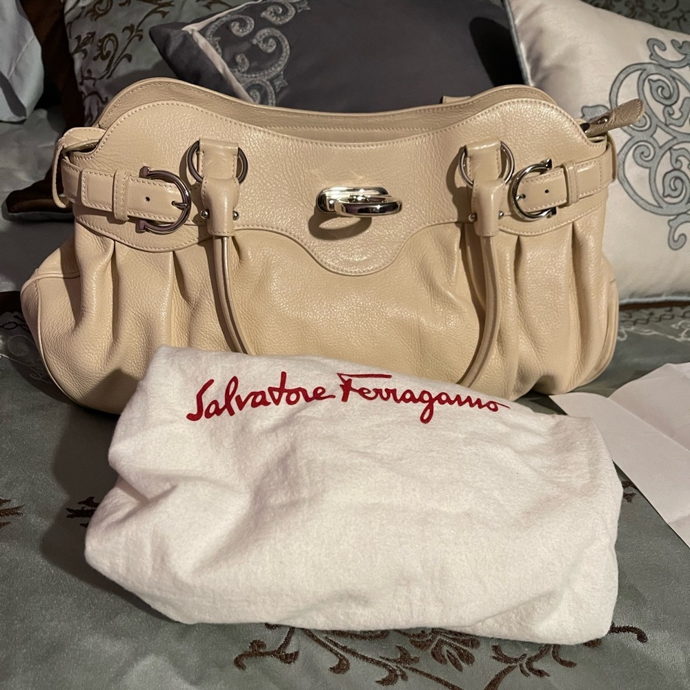 𝅺Salvatore Ferragamo Marisa Leather Handbag